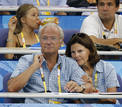 El pr&iacute;ncipe sueco Carl Philip y su esposa la reina Silvia asisten al partido de cuartos de final de voleibol entre Noruega y Suecia.