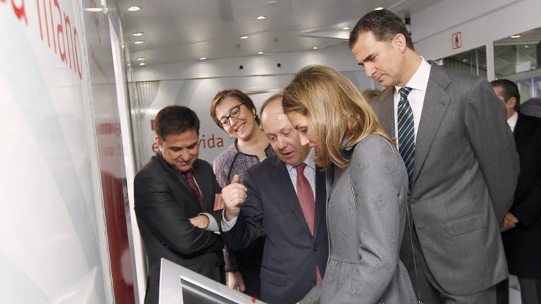 Los pr&iacute;ncipes de Asturias inauguran la exposici&oacute;n de los 75 a&ntilde;os de Radio Nacional de Espa&ntilde;a