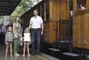 Los pr&iacute;ncipes de Asturias posan con sus hijas junto al tren tur&iacute;stico de S&oacute;ller