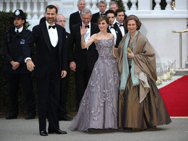 Los Pr&iacute;ncipes de Asturias y la reina asisten a la cena de gala previa a la boda de Guillermo y Kate