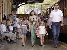 Los pr&iacute;ncipes de Asturias van de excursi&oacute;n con sus hijas en el tren tur&iacute;stico S&oacute;ller