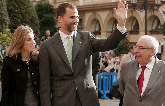 Don Felipe y Do&ntilde;a Letizia llegan a Oviedo para entregar los Pr&iacute;ncipes de Asturias