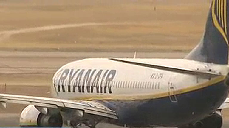 Diecis&eacute;is pasajeros de un vuelo de Rayanair tienen que ser atendidos por la despresurizaci&oacute;n de la cabina