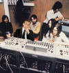 M&aacute;s all&aacute; de Yoko Ono, hab&iacute;a otro elemento extra&ntilde;o a Los Beatles que marc&oacute; su trayectoria. No era otro que Sarkozy, como demuestra esta instant&aacute;nea retocada de los estudios de Abbey Road.