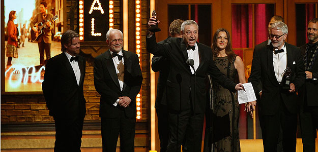 Los productores del musical 'Once', recogiendo el premio Tony al mejor musical.
