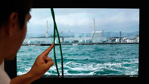 El profesor Blair Thornton señala un vídeo de la planta nuclear de Fukushima durante una investigación en Tokio