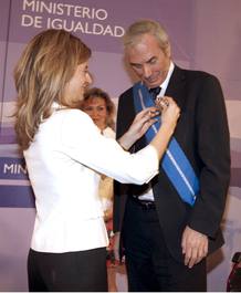 PROFESOR JESÚS NEIRA RECIBE GRAN CRUZ MÉRITO CIVIL PROFESOR JESÚS NEIRA RECIBE GRAN CRUZ MÉRITO CIVIL