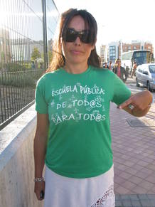 La profesora, Susana Pereda, protesta vestida con "la camiseta verde"