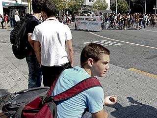 Ver v&iacute;deo  'Profesores, alumnos y padres se manifiestan en Madrid contra los recortes en educaci&oacute;n'