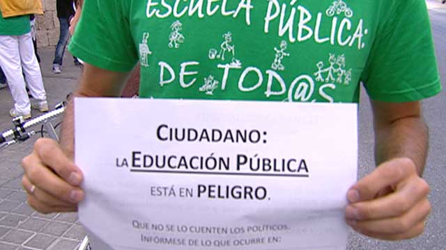 Los profesores siguen encerrados en espera de que Aguirre de marcha atr&aacute;s