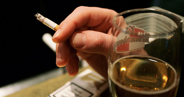 La nueva ley antitabaco busca prohibir fumar en los lugares p&uacute;blicos cerrados como bares y restaurantes.