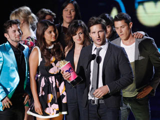 Ver v&iacute;deo  'Los protagonistas de la saga "Crep&uacute;sculo" triunfan en los Premios de Cine MTV'