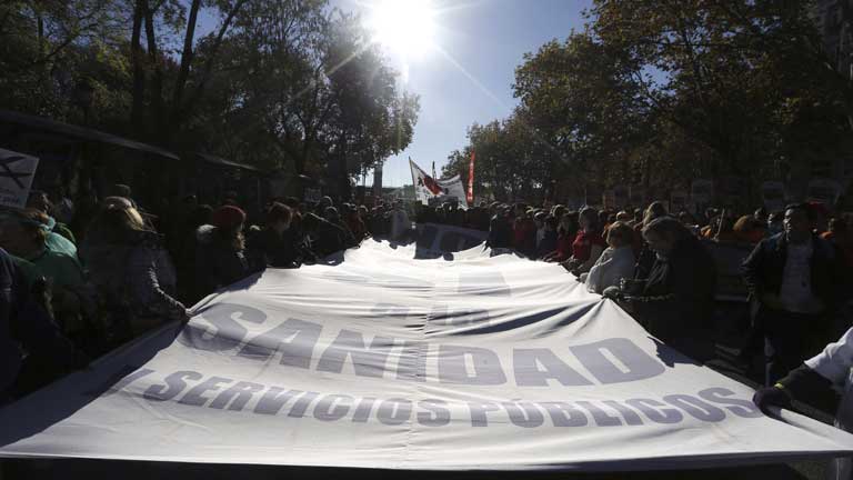 Miles de sanitarios, educadores y científicos se manifiestan por lo público en Madrid