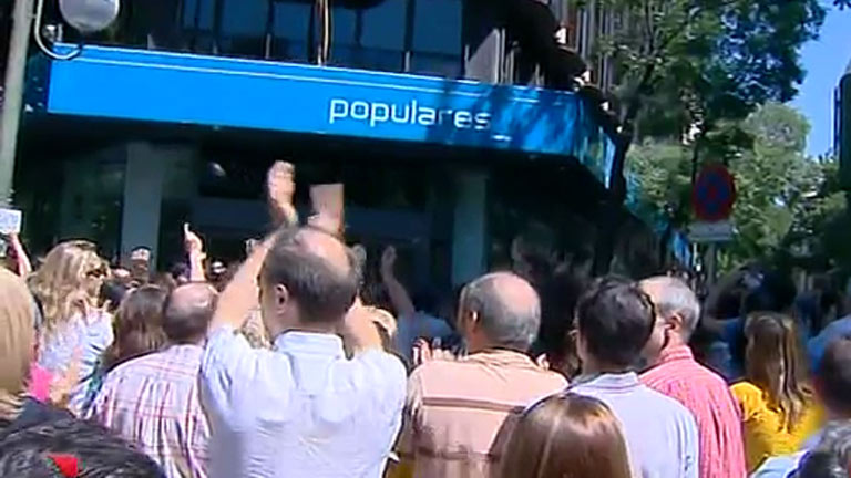 Unos 200 funcionarios de Justicia protestan en la sede del PP contra los nuevos recortes