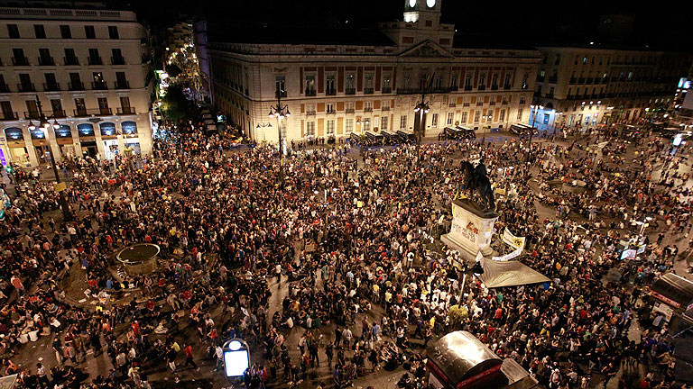 Los l&iacute;mites de hora no acallan a los "indignados" en la Puerta del Sol de Madrid
