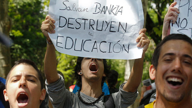Un grupo de estudiantes increpa al ministro Wert y a los pr&iacute;ncipes en la feria del libro