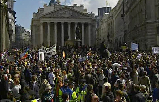 Miles de personas se manifiestan en el centro financiero de Londres