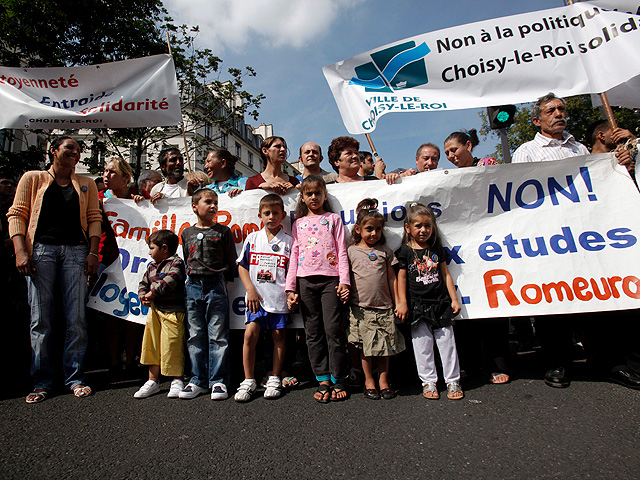 Manifestaciones contra las deportaciones de gitanos en Francia
