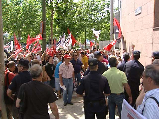 Trabajadores de Metro y de las ambulancias se concentran a las puertas de la Asamblea de Madrid