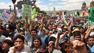 Ver v&iacute;deo  'Protestas contra la explotaci&oacute;n minera en Per&uacute; obligan a decretar el Estado de Emergencia'