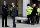 La polic&iacute;a cachea a un hombre, en el centro de Londres