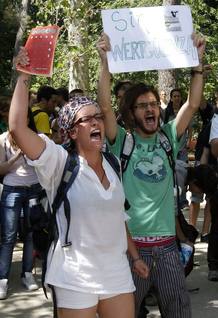 Un grupo de estudiantes increpa al ministro de Educaci&oacute;n y los pr&iacute;ncipes