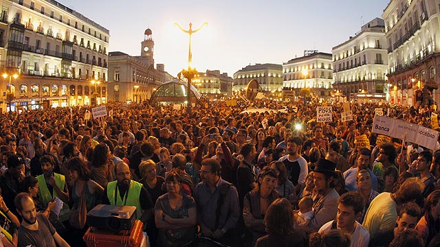 Miles de 'indignados' abarrotan la Puerta del Sol