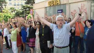 Ver v&iacute;deo  'Protestas frente al Congreso tras conocerse los nuevos recortes del Gobierno'