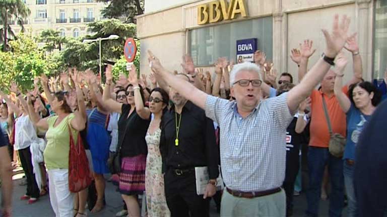 Protestas frente al Congreso tras conocerse los nuevos recortes del Gobierno
