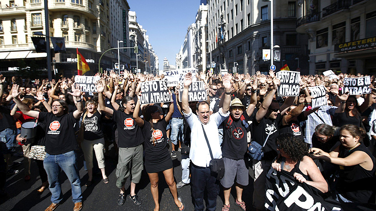 Los funcionarios vuelven a salir a la calle y cortan la Gran V&iacute;a para protestar por los recortes