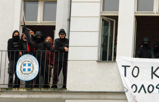Ocupan el consulado griego en Berl&iacute;n en protesta por la muerte de un joven tiroteado por la polic&iacute;a