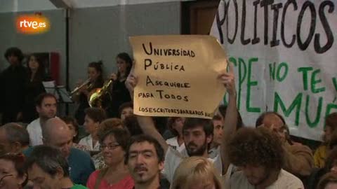 Ver v&iacute;deo  'Las protestas impiden el acto de apertura del curso universitario en Madrid'