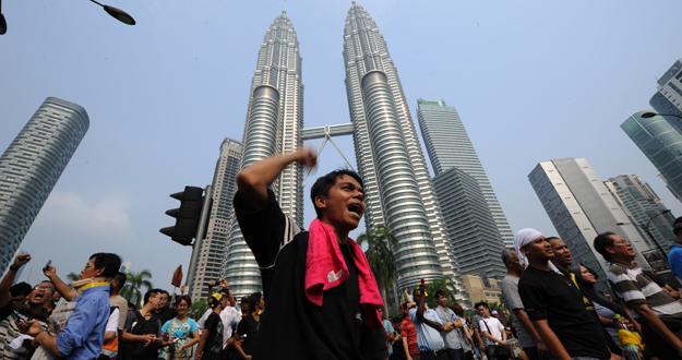 Manifestantes durante la marcha que exig&iacute;a una reforma electoral, frente a las emblem&aacute;ticasTorres Gemelas en Kuala Lumpur.