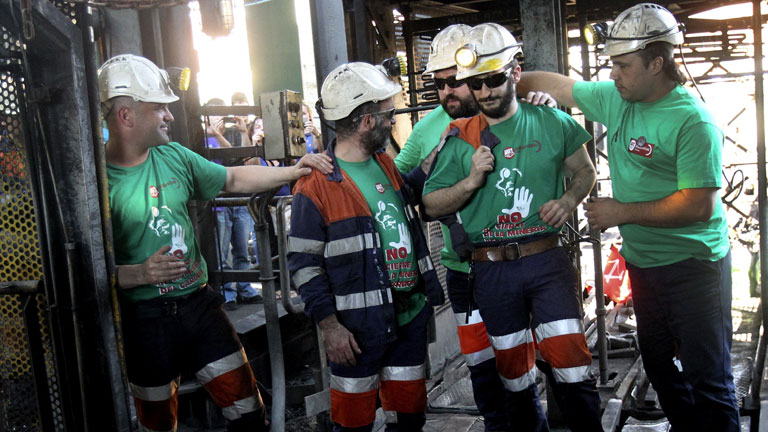 Siete mineros abandonan los encierros despu&eacute;s de 50 d&iacute;as y otros diez toman el relevo