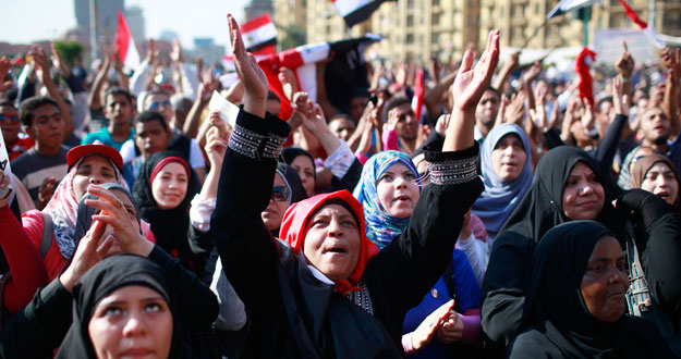 Cientos de manifestantes protestan contra la candidatura de Shafiq en la plaza cairota de Tahrir. Cientos de manifestantes protestan contra la candidatura de Shafiq en la plaza cairota de Tahrir.