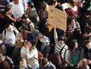 Los j&oacute;venes portaban carteles en protesta por los recortes en educaci&oacute;n y por las cargas policiales del lunes.