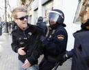 Dos polic&iacute;as sujetan a uno de los manifestantes de Valencia.