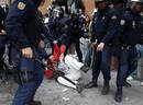 Los polic&iacute;as cargan contra un manifestante del 25S.