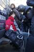 Un polic&iacute;a toma los datos de unos de los detenidos en las protestas estudiantiles de Valencia.