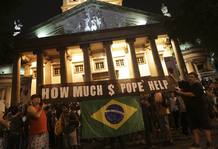 Un grupo de manifestantes protesta contra la visita del papa a Brasil con motivo de la JMJ, frente al palacio presidencial de Guanabara, donde Francisco se encontraba reunido con la presidenta Dilma Rousseff