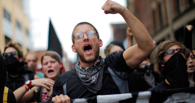 Manifestantes se dirigen al centro de la ciudad de Pittsburgh durante la marcha.