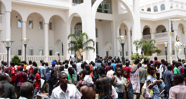 Manifestantes ocupan el palacio presidencial de Bamako.