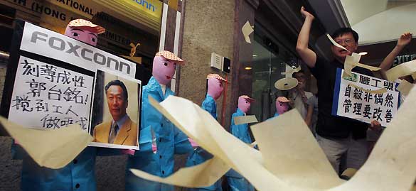 Protestas frente a las oficinas de Foxconn en Hong Kong por la oleada de suicidios que se ha producido en la empresa. Protestas frente a las oficinas de Foxconn en Hong Kong por la oleada de suicidios que se ha producido en la empresa.