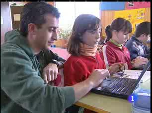 Ver v&iacute;deo  'El pr&oacute;ximo curso cada alumno de 5&ordm; de primaria de centros p&uacute;blicos y concertados tendr&aacute; un ordenador port&aacute;til'