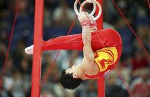El gimnasta chino Zhe Feng, durante la prueba de anillas en la competici&oacute;n de gimnasia masculina de los Juegos Ol&iacute;mpicos Londres 2012.