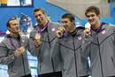 El nadador estadounidense Michael Phelps (2d), junto a sus compa&ntilde;eros Natan Adrian (d) Brendan Hansen (2i) y Matthew Grevers, tras ganar la medalla de oro en la prueba de los 4x100 estilos.