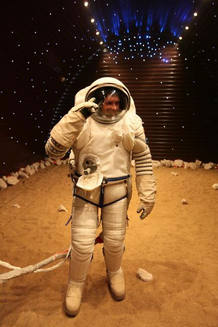 Uno de los candidatos se prueba el traje espacial que llevar&aacute; durante el experimento.