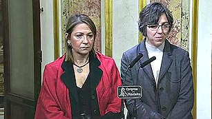 Ver vídeo  'El PSOE insta al Gobierno a cambiar la ley e IU ve una victoria "espectacular" de los movimientos sociales'