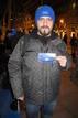 Faustino Jim&eacute;nez posa orgulloso con el n&uacute;mero 1 que le acredita como la primera persona en poder adquirir la PS Vita en la tienda de Sony en Madrid
