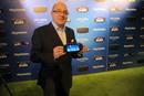 El vicepresidente senior de Sony posa con la nueva portatil de su compa&ntilde;&iacute;a, PS Vita